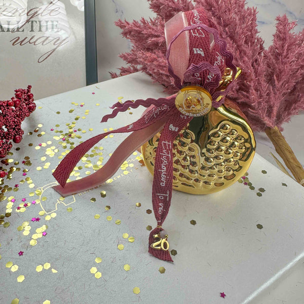 Γούρι 2026 Χρυσό Κεραμικό Ρόδι – Με Ροζ Μπορντό Κορδέλες (7.5x7εκ.)