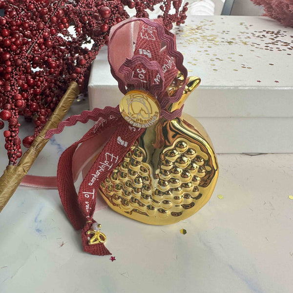 Γούρι 2026 Χρυσό Κεραμικό Ρόδι – Με Ροζ Μπορντό Κορδέλες (7.5x7εκ.)