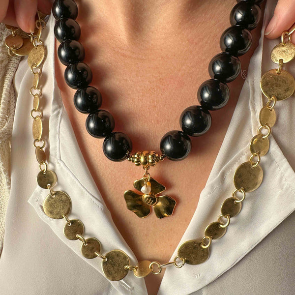 Κολιέ με Μαύρες Χάντρες Κι Επίχρυσο Μενταγιόν Λουλούδι