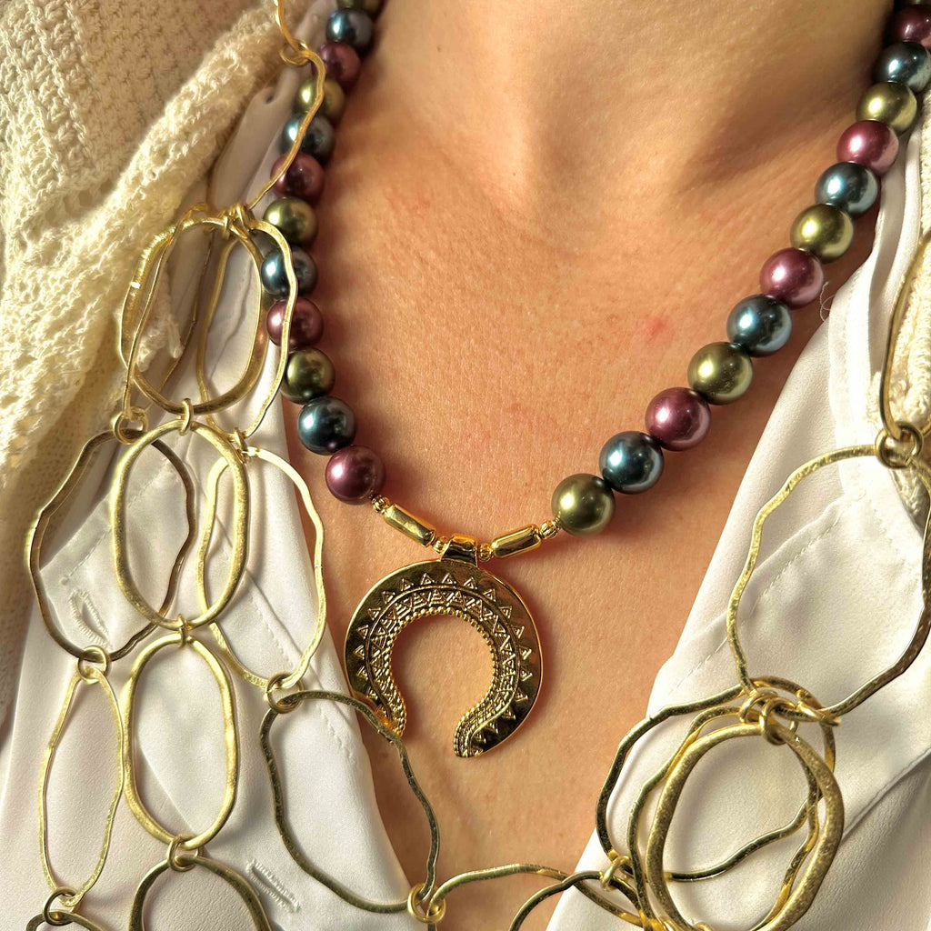 Κολιέ με Πολύχρωμες Πέρλες & Επίχρυσο Μενταγιόν Πέταλο – Χειροποίητο Κόσμημα Τύχης