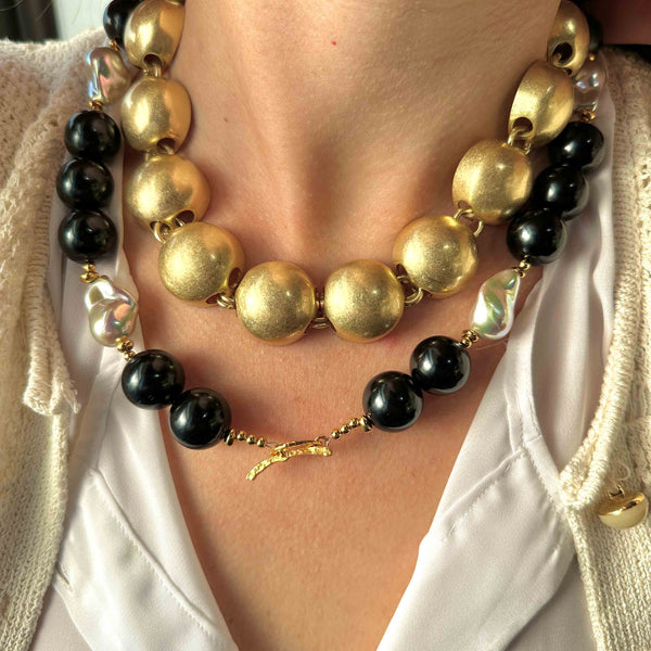 Κολιέ με Μαύρες Χάντρες, Ανόμοιες Πέρλες & Επίχρυσα Στοιχεία