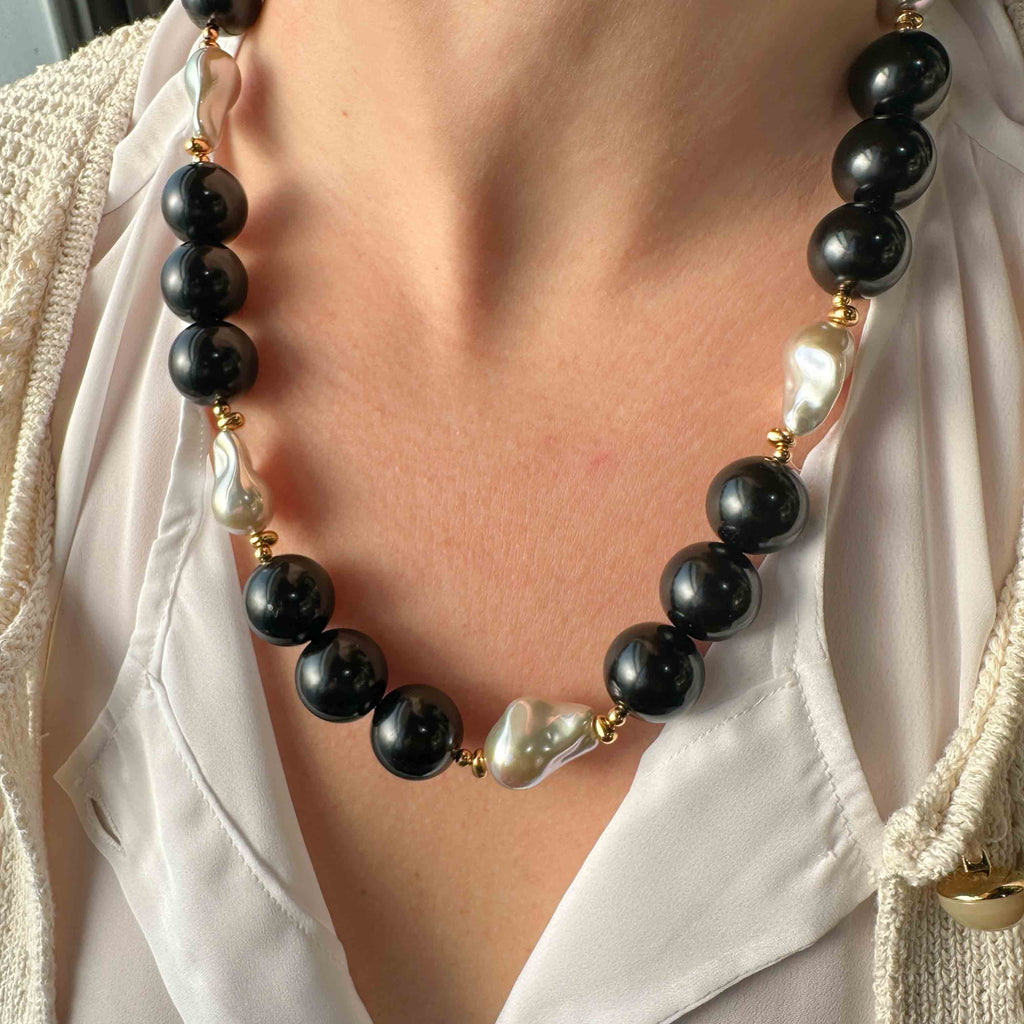 Κολιέ με Μαύρες Χάντρες, Ανόμοιες Πέρλες & Επίχρυσα Στοιχεία