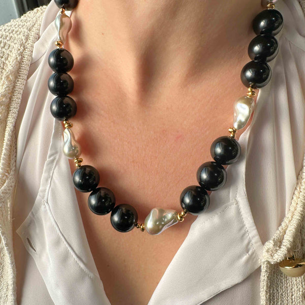 Κολιέ με Μαύρες Χάντρες, Ανόμοιες Πέρλες & Επίχρυσα Στοιχεία