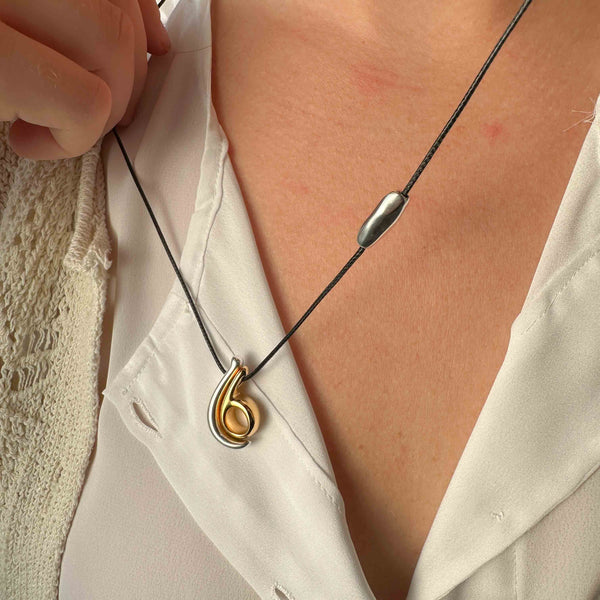 Κολιέ Γούρι 2025 με Μεταλλικό Δίχρωμο Μοτίβο – Χρυσό & Ασημί