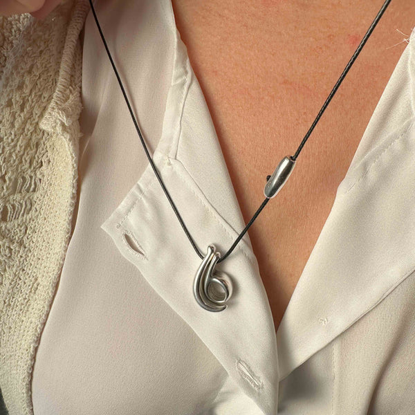 Κολιέ Γούρι 2025 με Μεταλλικό Μοτίβο σε Ασημί