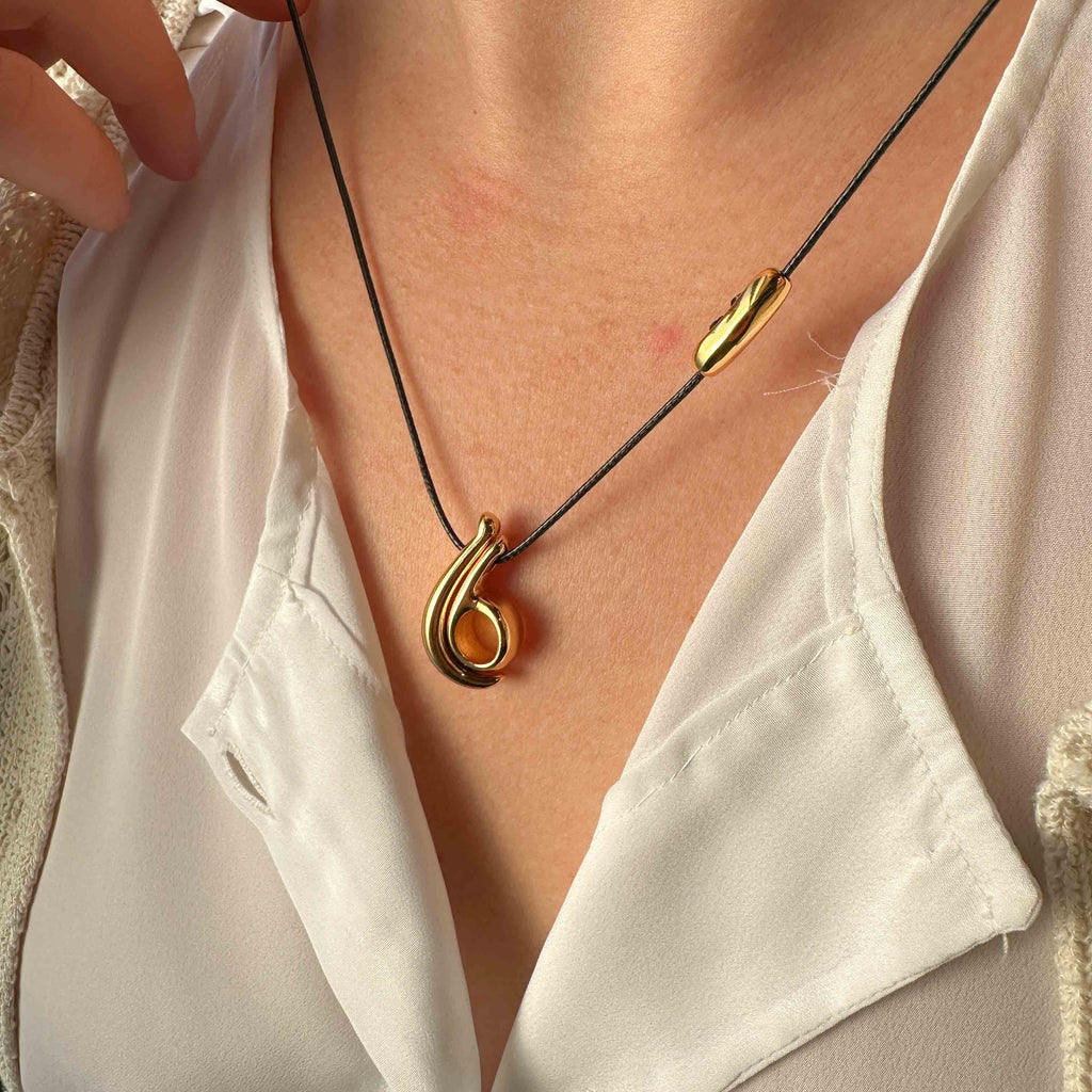 Κολιέ Γούρι 2025 με Μεταλλικό Μοτίβο σε Χρυσό