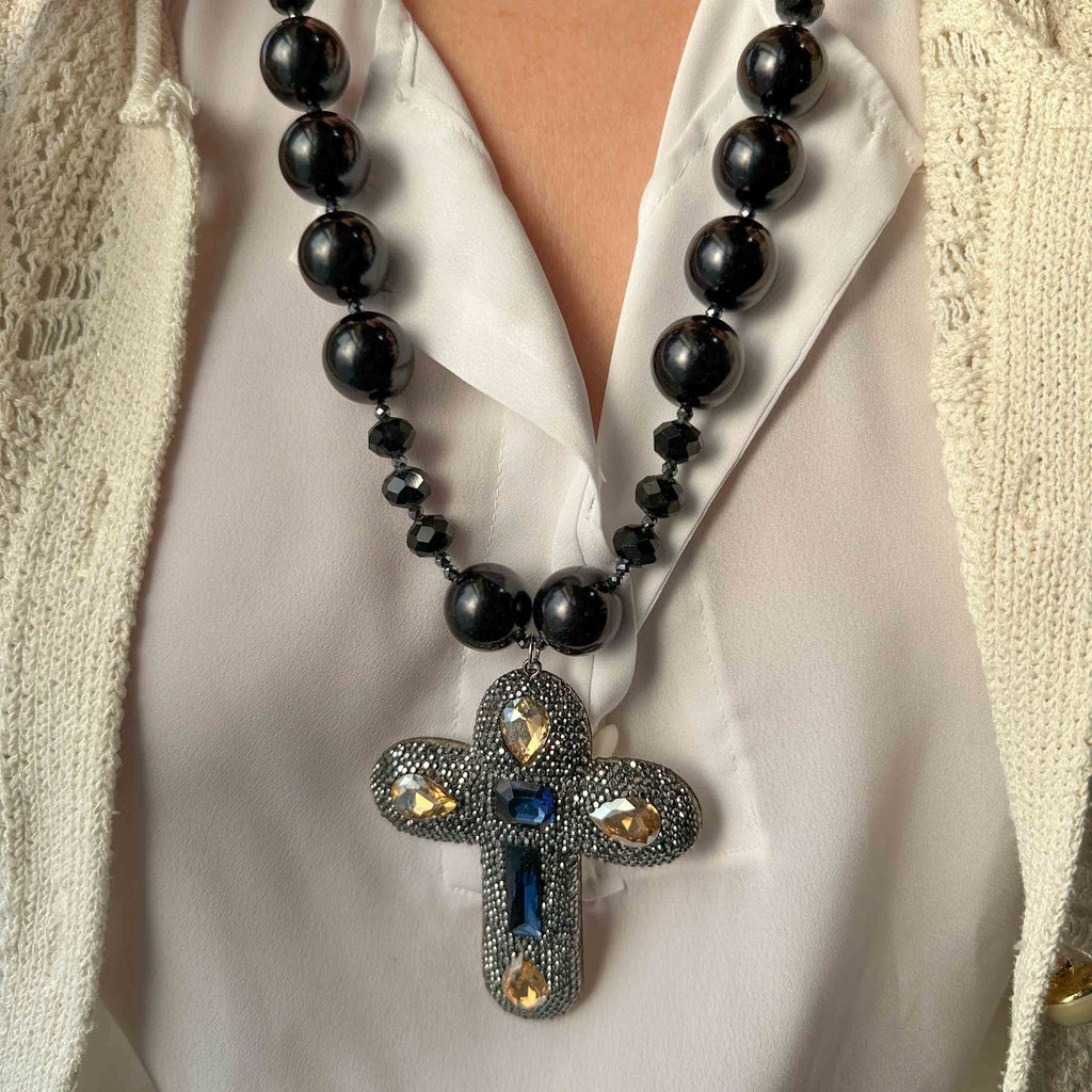 Statement Κολιέ με Μαύρες Χάντρες & Σταυρό με Κρύσταλλα – Χειροποίητο Κόσμημα