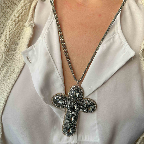 Κολιέ με Σταυρό & Μαύρα Κρύσταλλα – Χειροποίητο Statement Κόσμημα σε Ασημί Τόνο