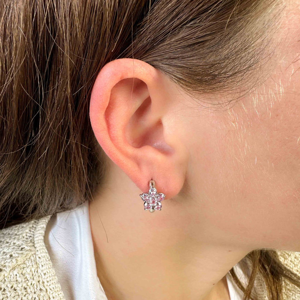 Ασημί Ατσάλινοι Κρίκοι με Ροζ Ζιργκόν σε Σχέδιο Λουλουδιού