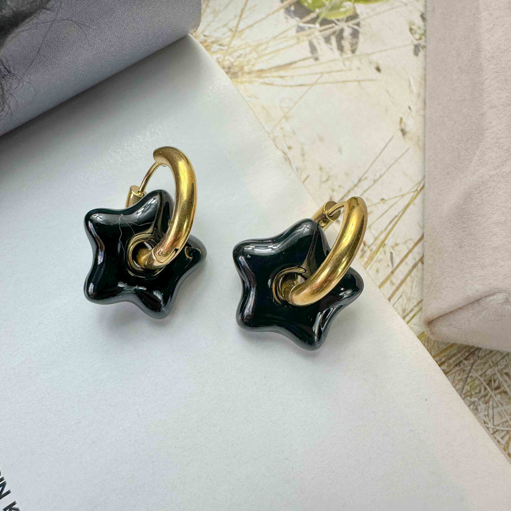 Ατσάλινοι επιχρυσωμένοι κρίκοι με μαύρο αστέρι από αχάτη