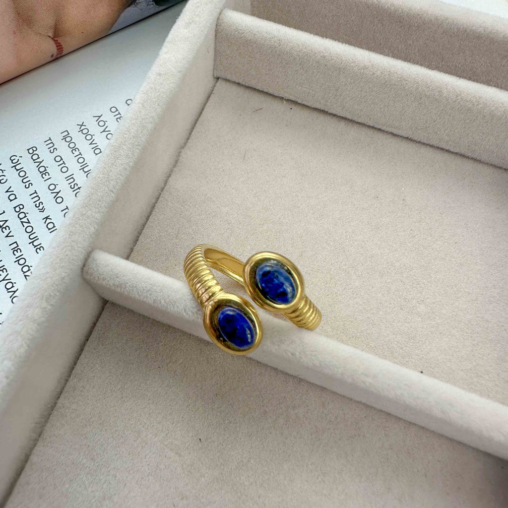 Ατσάλινο Δαχτυλίδι Ανοιχτού Τύπου με Lapis Lazuli – Ρυθμιζόμενο Επίχρυσο
