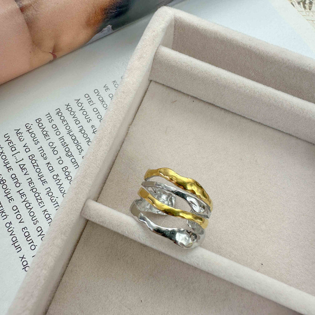Δαχτυλίδι από ατσάλι σε ασημί και χρυσή διχρωμία με κυματιστό σχέδιο