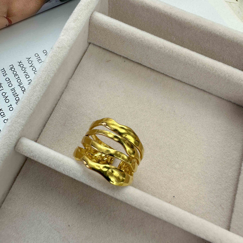 Φαρδύ επιχρυσωμένο δαχτυλίδι από ατσάλι με κυματιστό σχέδιο