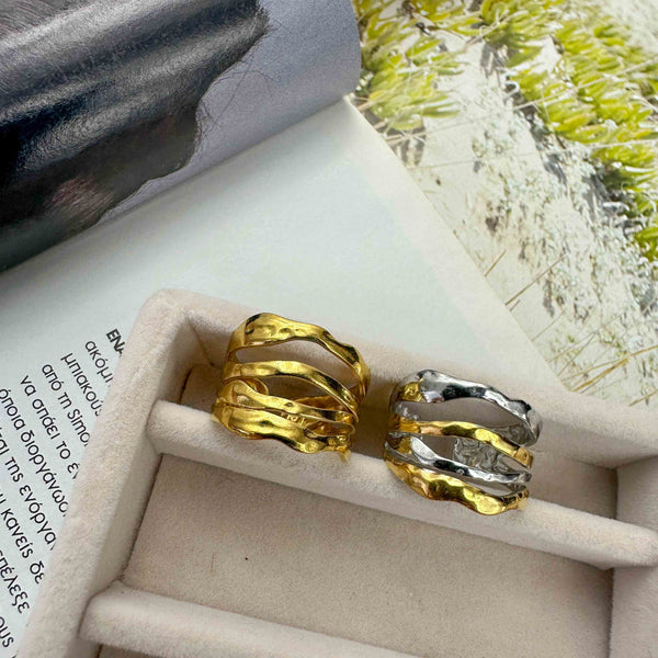 Δαχτυλίδι από ατσάλι σε ασημί και χρυσή διχρωμία με κυματιστό σχέδιο