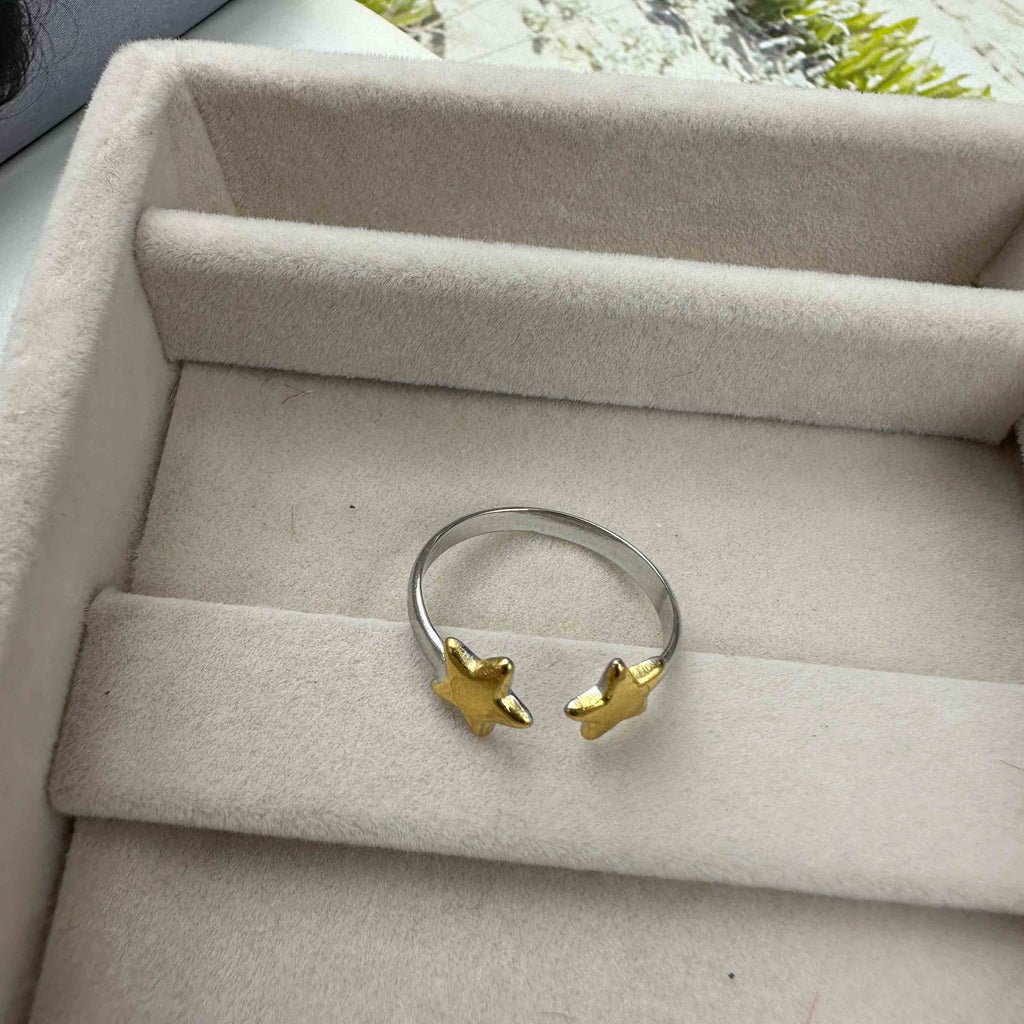 Ατσάλινο δαχτυλίδι με δύο χρυσά αστέρια σε ανοιχτό σχέδιο