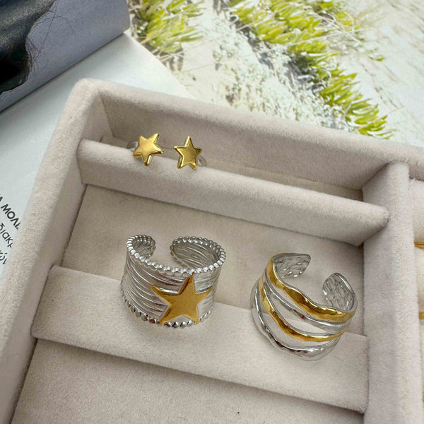 Ατσάλινο δαχτυλίδι σε ασημί χρώμα με χρυσό αστέρι