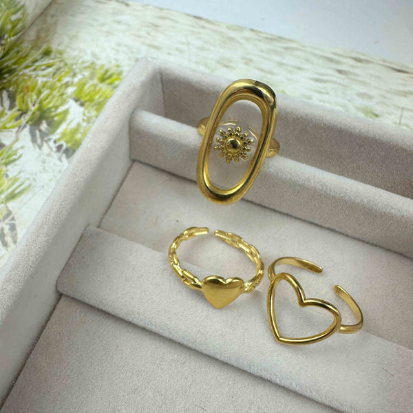 Χρυσό ατσάλινο δαχτυλίδι με διάτρητο σχεδιασμό και ανάγλυφο ήλιο