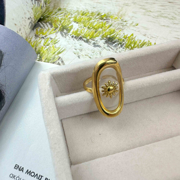 Χρυσό ατσάλινο δαχτυλίδι με διάτρητο σχεδιασμό και ανάγλυφο ήλιο