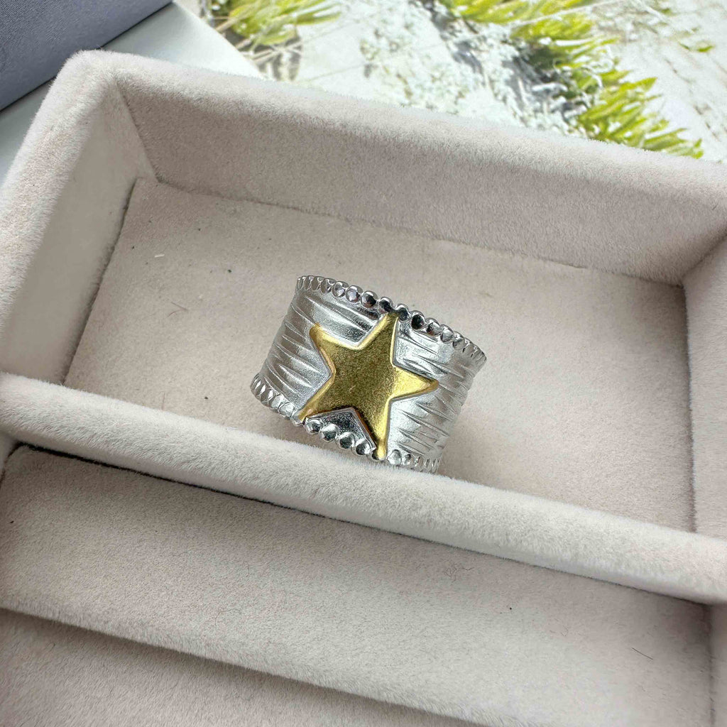 Ατσάλινο δαχτυλίδι σε ασημί χρώμα με χρυσό αστέρι