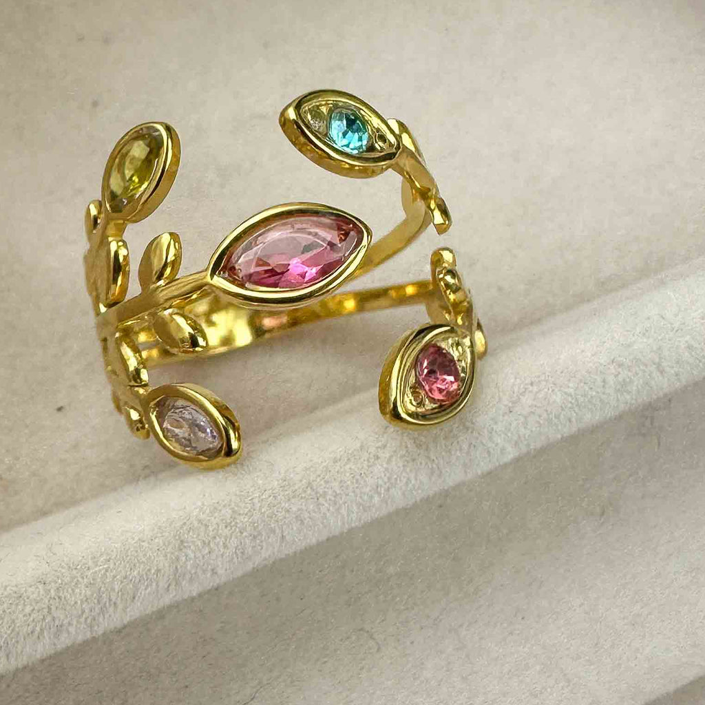 Επιχρυσωμένο ατσάλινο δαχτυλίδι με πολύχρωμες πέτρες και φυλλωτό σχέδιο