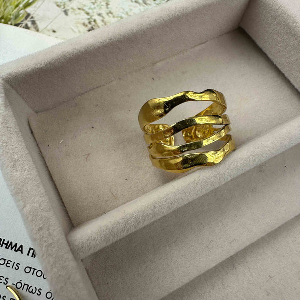 Φαρδύ επιχρυσωμένο δαχτυλίδι από ατσάλι με κυματιστό σχέδιο