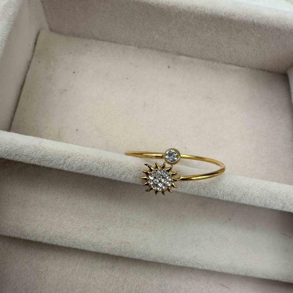 Ατσάλινο επιχρυσωμένο δαχτυλίδι με ήλιο και λευκά ζιργκόν