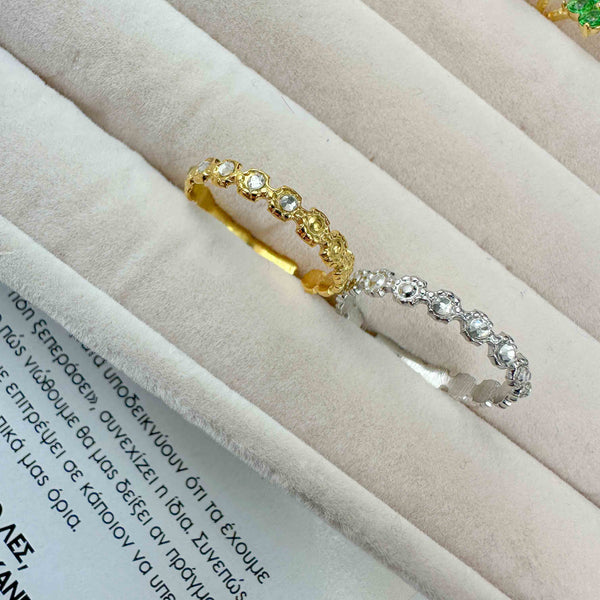 Ατσάλινο δαχτυλίδι με λευκές πέτρες σε χρυσό ή ασημί