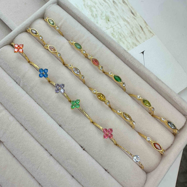 Επιχρυσωμένο δαχτυλίδι από ατσάλι με κρύσταλλα και λευκά ζιρκόν