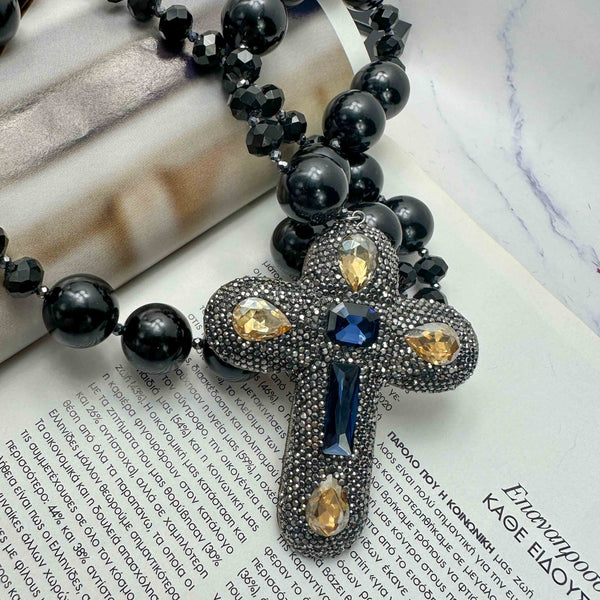 Statement Κολιέ με Μαύρες Χάντρες & Σταυρό με Κρύσταλλα – Χειροποίητο Κόσμημα