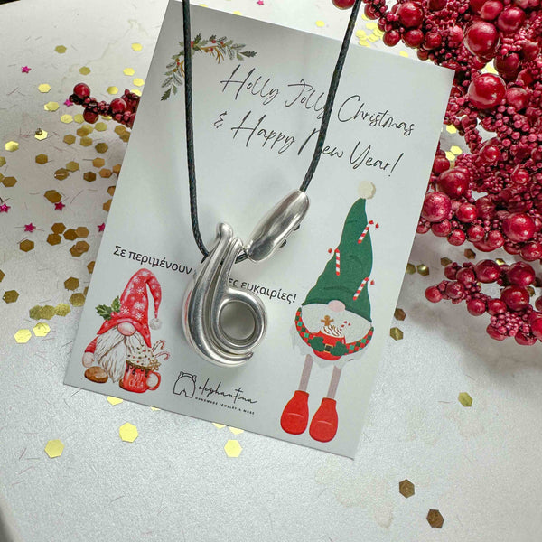 Κολιέ Γούρι 2025 με Μεταλλικό Μοτίβο σε Ασημί