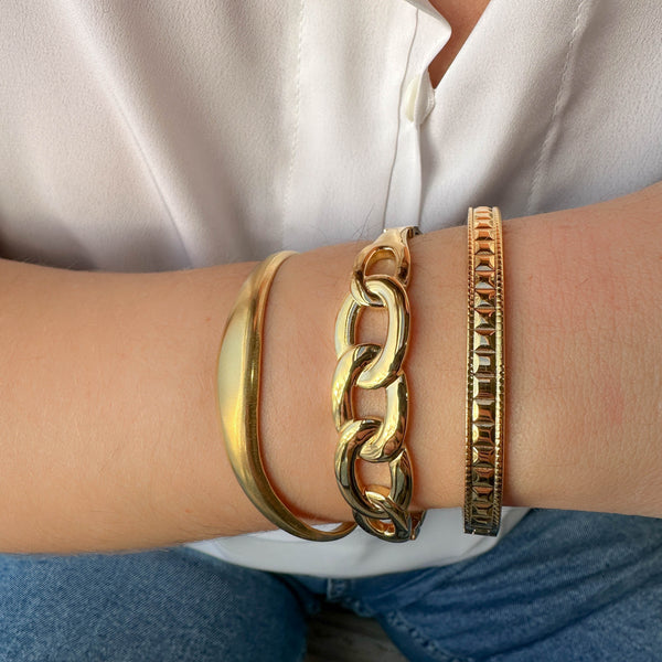 Ατσάλινη Χειροπέδα Χρυσού Χρώματος με Ανάγλυφο Σχέδιο – Κλασικό Βραχιόλι