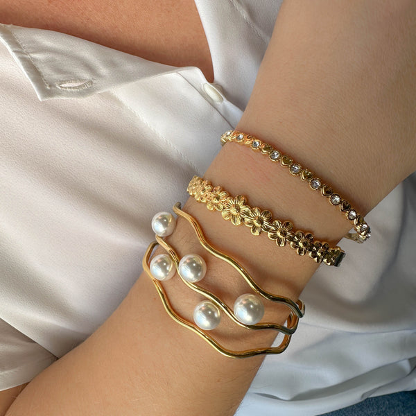 Ατσάλινη Χειροπέδα Χρυσού Χρώματος με Καρδιές & Λευκά Κρύσταλλα – Ρομαντικό Βραχιόλι