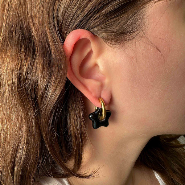 Ατσάλινοι επιχρυσωμένοι κρίκοι με μαύρο αστέρι από αχάτη