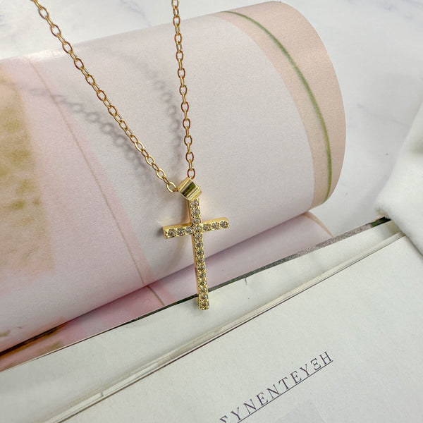 Χρυσός Σταυρός με Λευκά Ζιργκόν σε Κολιέ – Κλασικό & Λαμπερό Κόσμημα