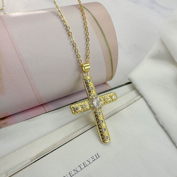 Χρυσός Σταυρός με Λευκά Κρύσταλλα σε Κολιέ – Εκλεπτυσμένο Κόσμημα Λάμψης