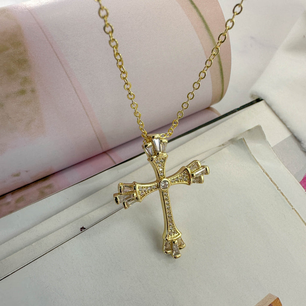 Χρυσός Σταυρός με Λαμπερά Ζιργκόν και Κρύσταλλα – Κομψό Κόσμημα Πολυτελείας