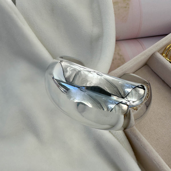 Statement Βραχιόλι από Ρητίνη με Γλυπτό Σχέδιο & Ασημί Καθρέπτινη Υφή