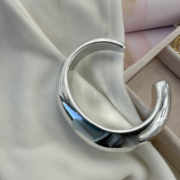 Βραχιόλι χειροπέδα με Λεία Ασημί Υφή – Minimal Σχέδιο