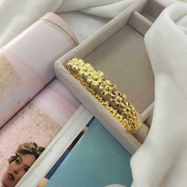 Ατσάλινη Χειροπέδα Χρυσού Χρώματος με Ανάγλυφα Λουλούδια – Ρομαντικό Βραχιόλι