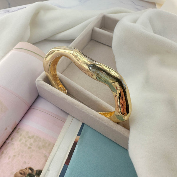 Βραχιόλι από Επιχρυσωμένο Ορείχαλκο με Οργανική Κυματοειδή Υφή