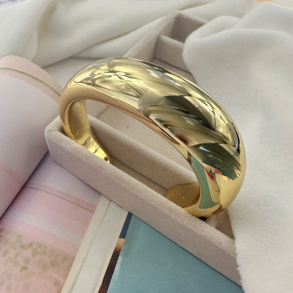 Βραχιόλι από Ρητίνη με Λεία Χρυσή Υφή – Minimal Σχέδιο