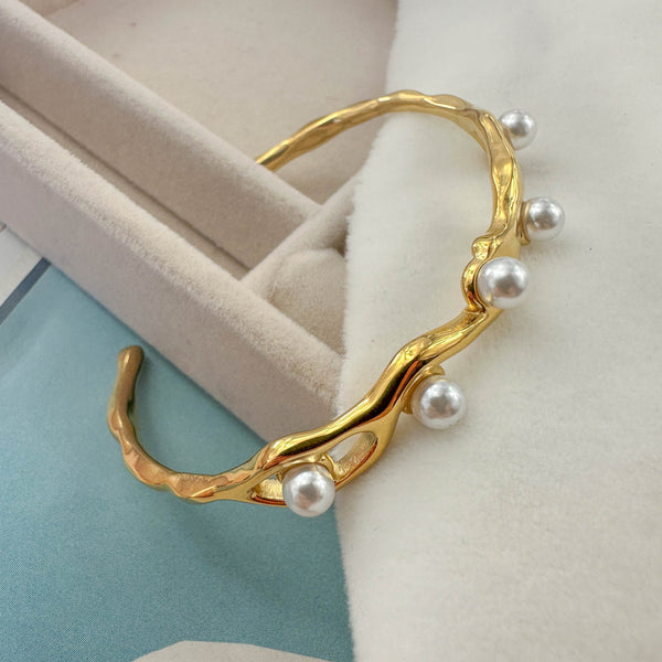 Χειροπέδα Χρυσού Χρώματος με Λευκές Πέρλες