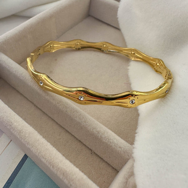 Ατσάλινη Χειροπέδα Χρυσού Χρώματος με Λευκά Κρύσταλλα – Κομψό & Διαχρονικό Βραχιόλι