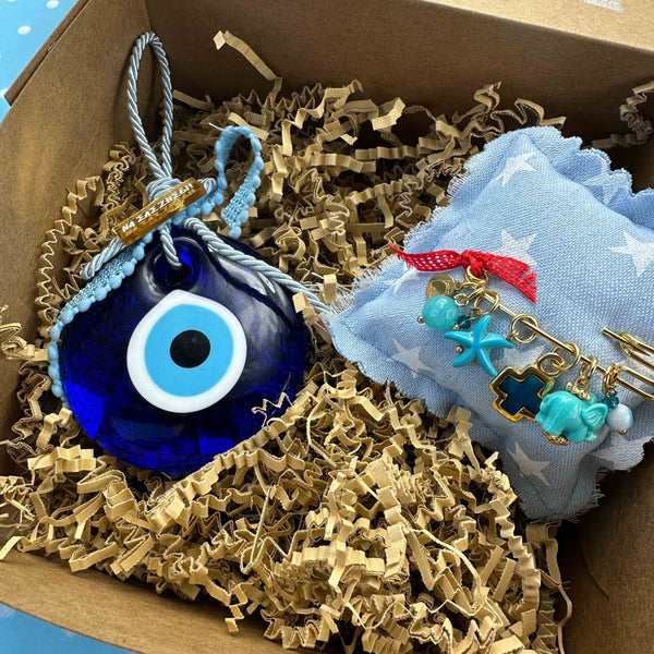 Σετ δώρου για νεογέννητο αγόρι με γυάλινο μάτι και παραμάνα με φυλαχτά