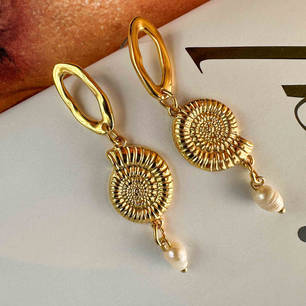 Σκουλαρίκια καρφωτά με κοχύλι και μαργαριτάρι κρεμαστό