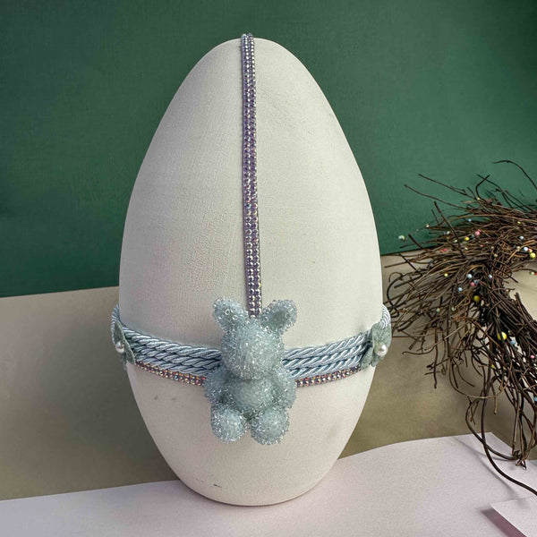 Χειροποίητο Κεραμικό Πασχαλινό Αυγό σε Λευκό με Απαλό Γαλάζιο Λαγουδάκι & Στρας