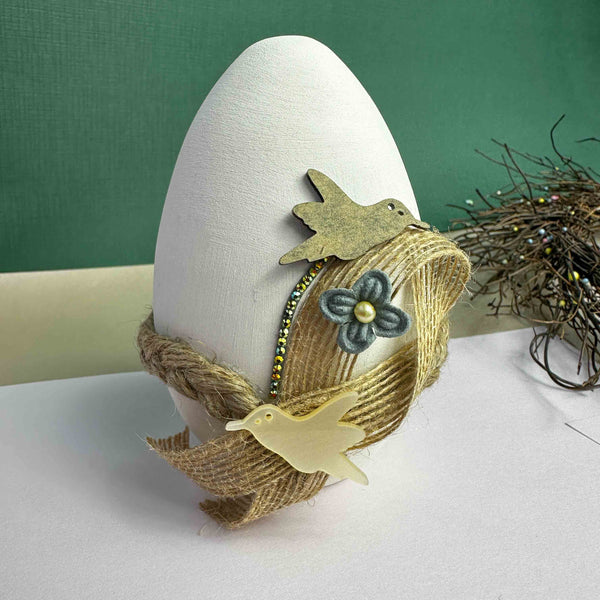 Χειροποίητο Κεραμικό Πασχαλινό Αυγό με Πουλιά & Λινάτσα – Φυσική Ανοιξιάτικη Αίσθηση