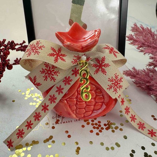 Κεραμικό Ρόδι 2026 σε Κοραλλί Απόχρωση με Εορταστική Κορδέλα (12cm)