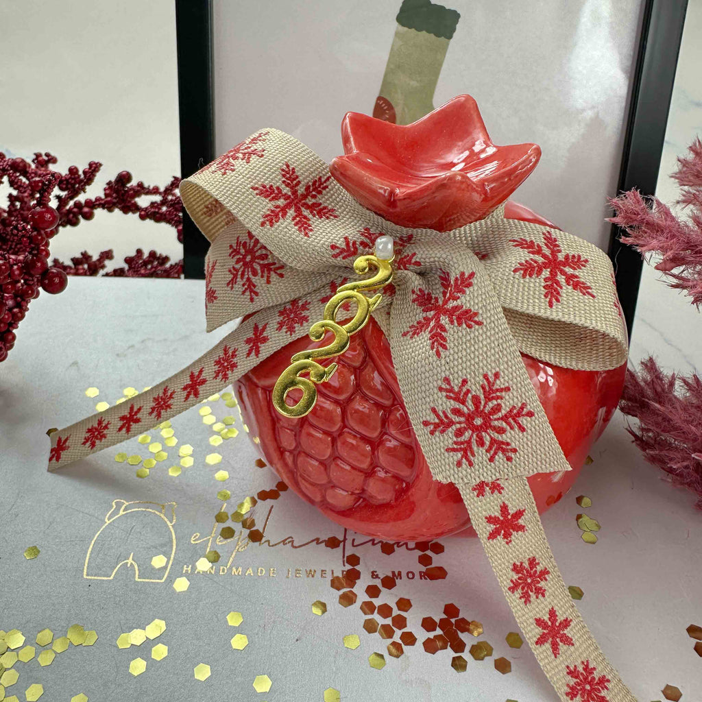 Κεραμικό Ρόδι 2026 σε Κοραλλί Απόχρωση με Εορταστική Κορδέλα (12cm)