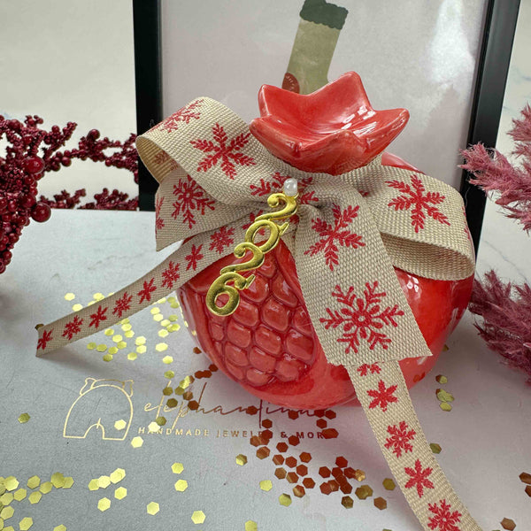 Κεραμικό Ρόδι 2026 σε Κοραλλί Απόχρωση με Εορταστική Κορδέλα (12cm)